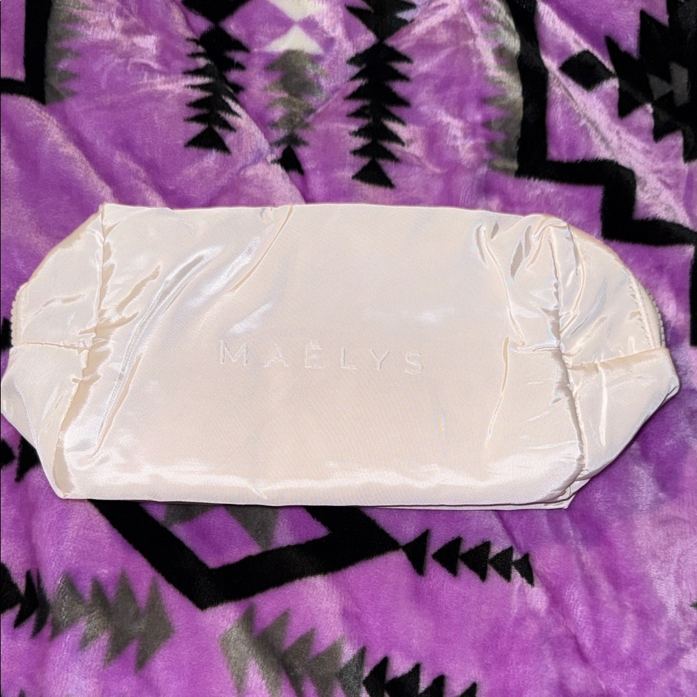 ⭐ 5 for $30 Mix & Match Items.. 
Cream Cosmetic Bag